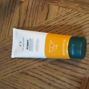 The Body Shop Vitamin C Overnight Glow Revealing Mask